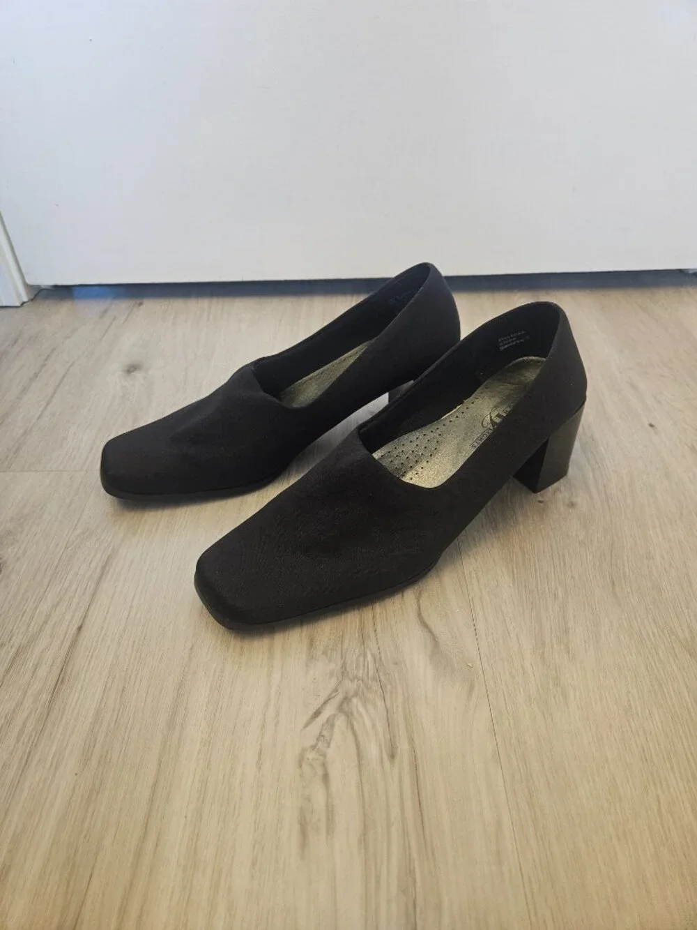 HighLights by Payless Black Pumps Size 9 - Classic & Comfortable Pointed Toe Hee